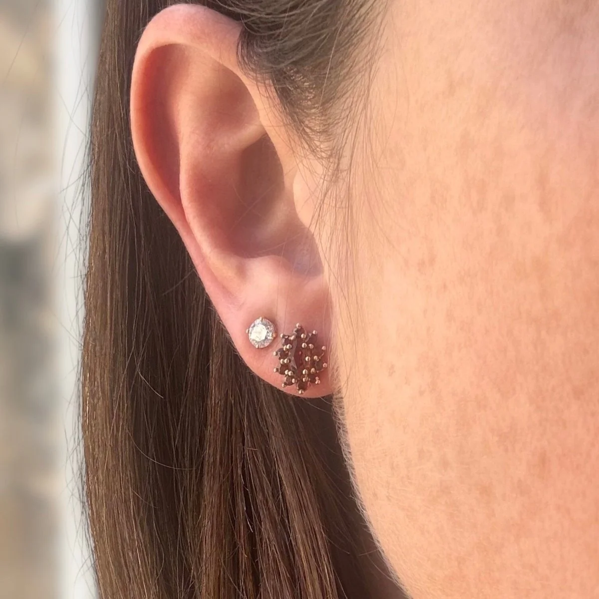 Paire de boucles d'oreilles en or jaune et grenats - Image 2