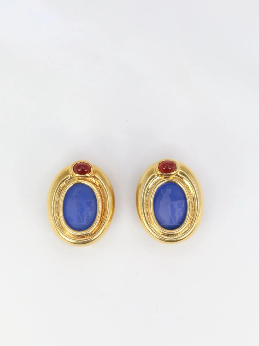 Clips d’oreilles vintage en or, intaille en verre bleu et cornaline