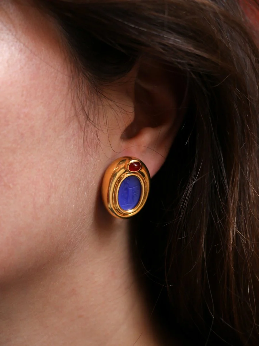 Clips d’oreilles vintage en or, intaille en verre bleu et cornaline - Image 2