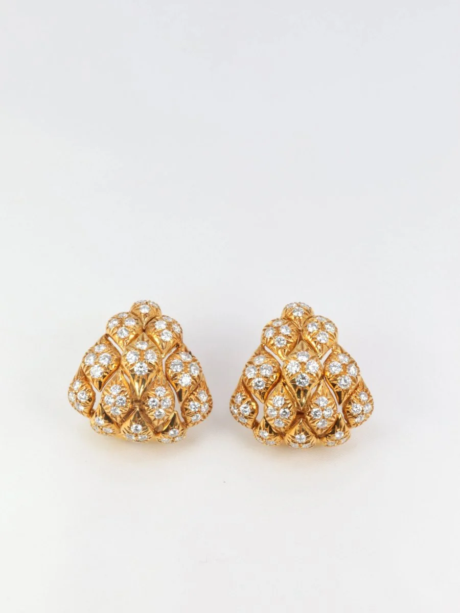Clips d’oreilles pommes de pins en or et diamants, 1970