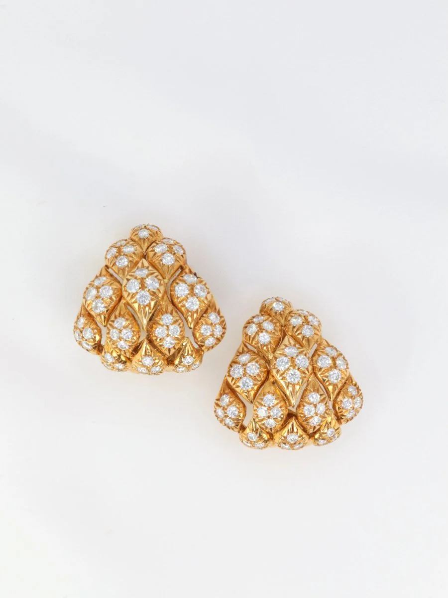 Clips d’oreilles pommes de pins en or et diamants, 1970 - Image 3