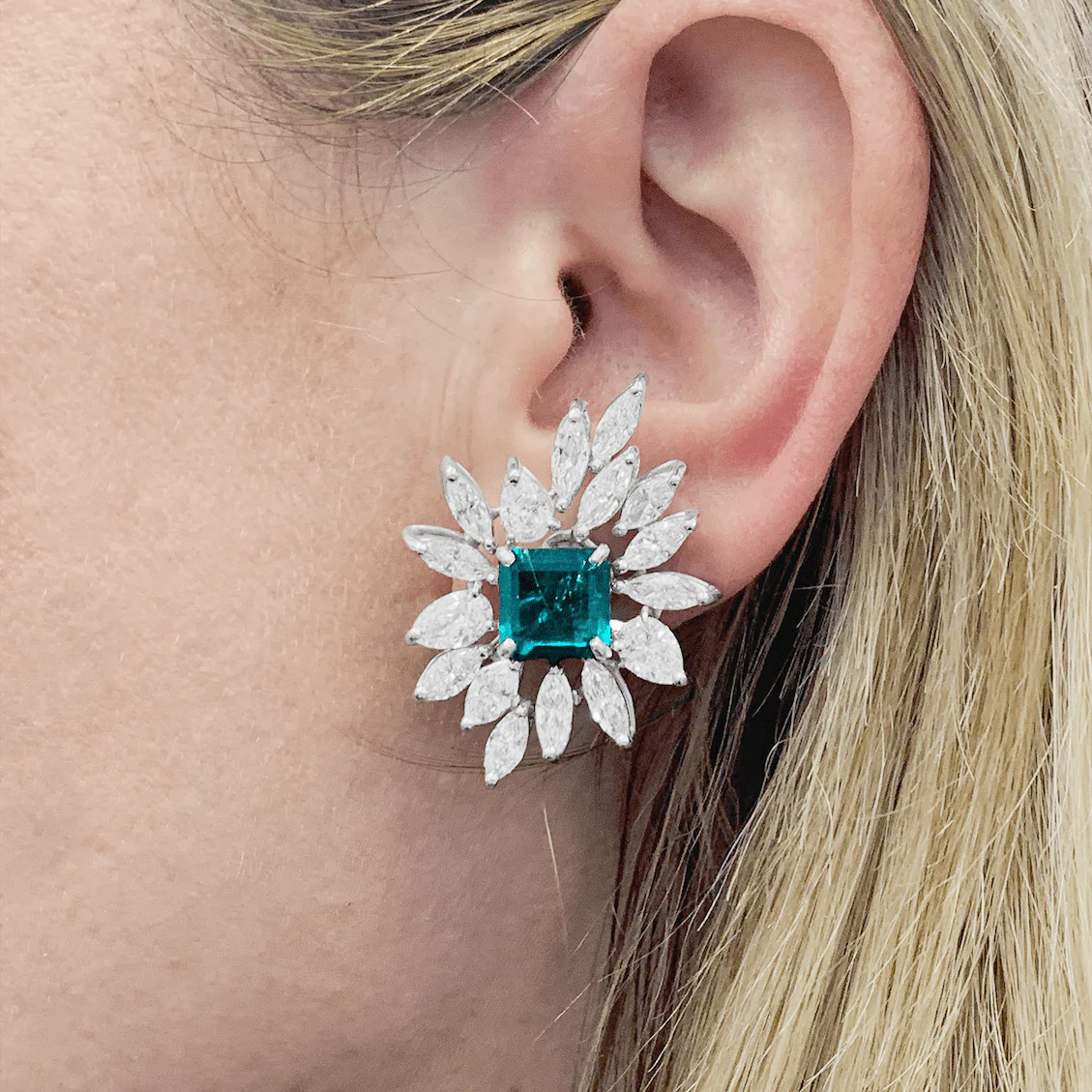 Boucles d'oreilles en or blanc, émeraudes et diamants - Image 2