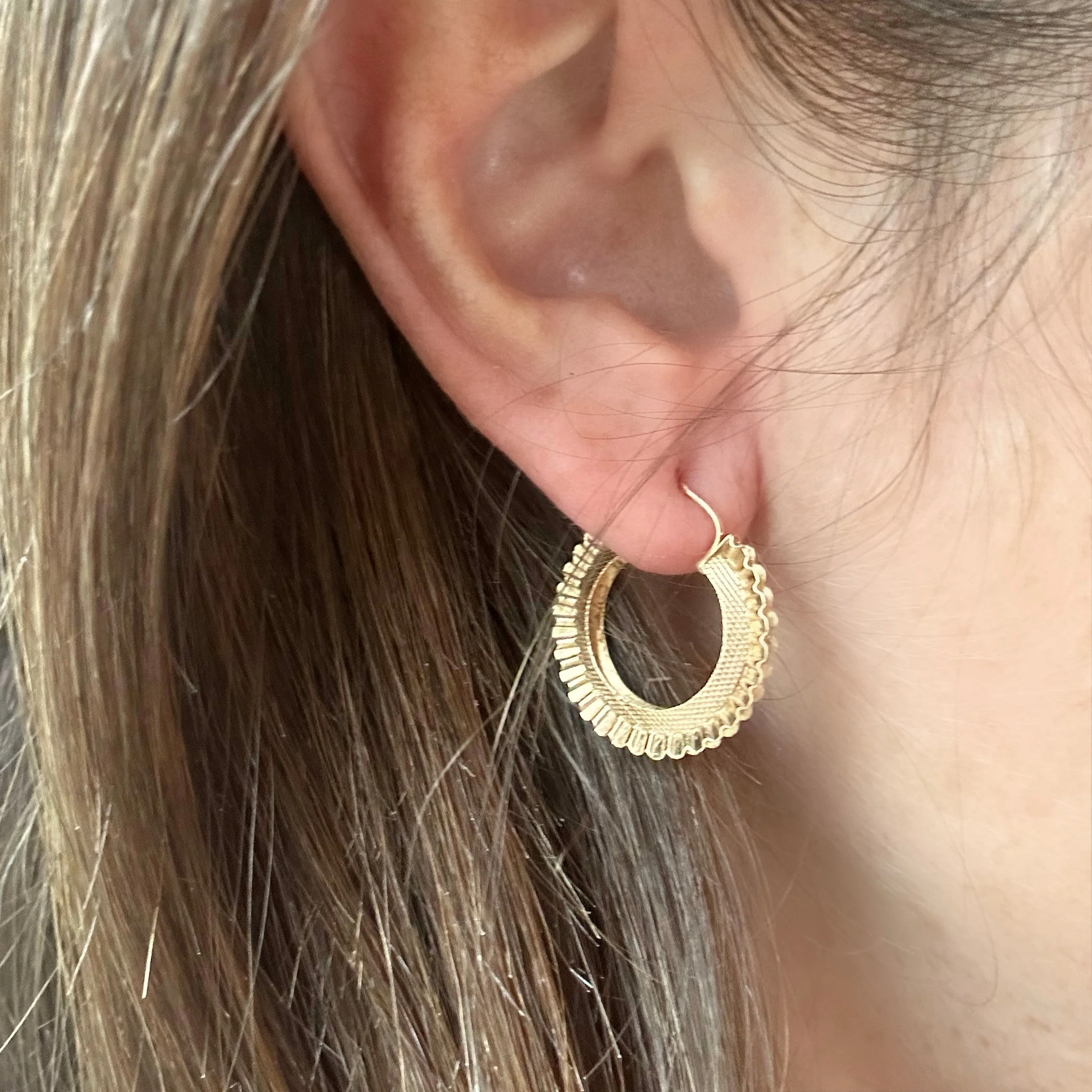 Boucles d'oreilles créoles godronnées en or jaune et or rose - Image 2