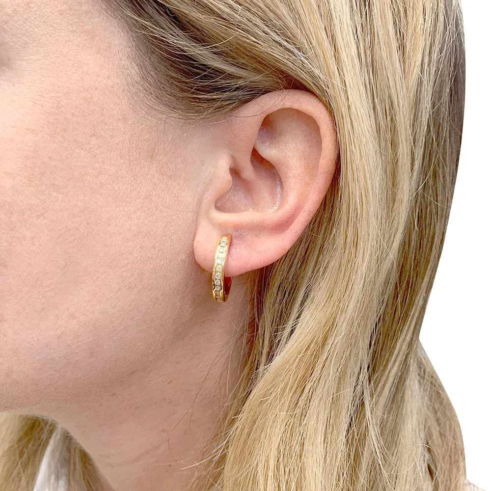 Boucles d'oreilles créoles en or jaune et diamants - Image 2