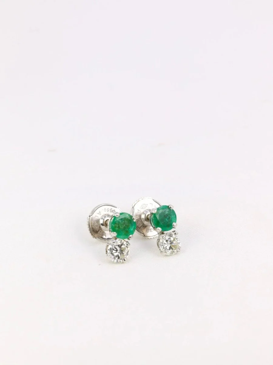 Paire de puces d'oreilles vintage en or blanc, diamants et émeraudes