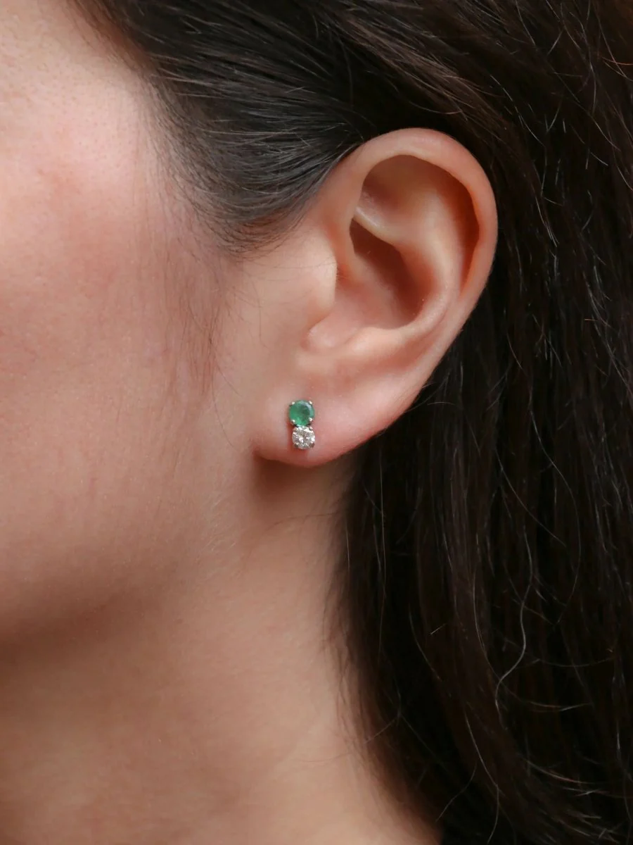 Paire de puces d'oreilles vintage en or blanc, diamants et émeraudes - Image 2