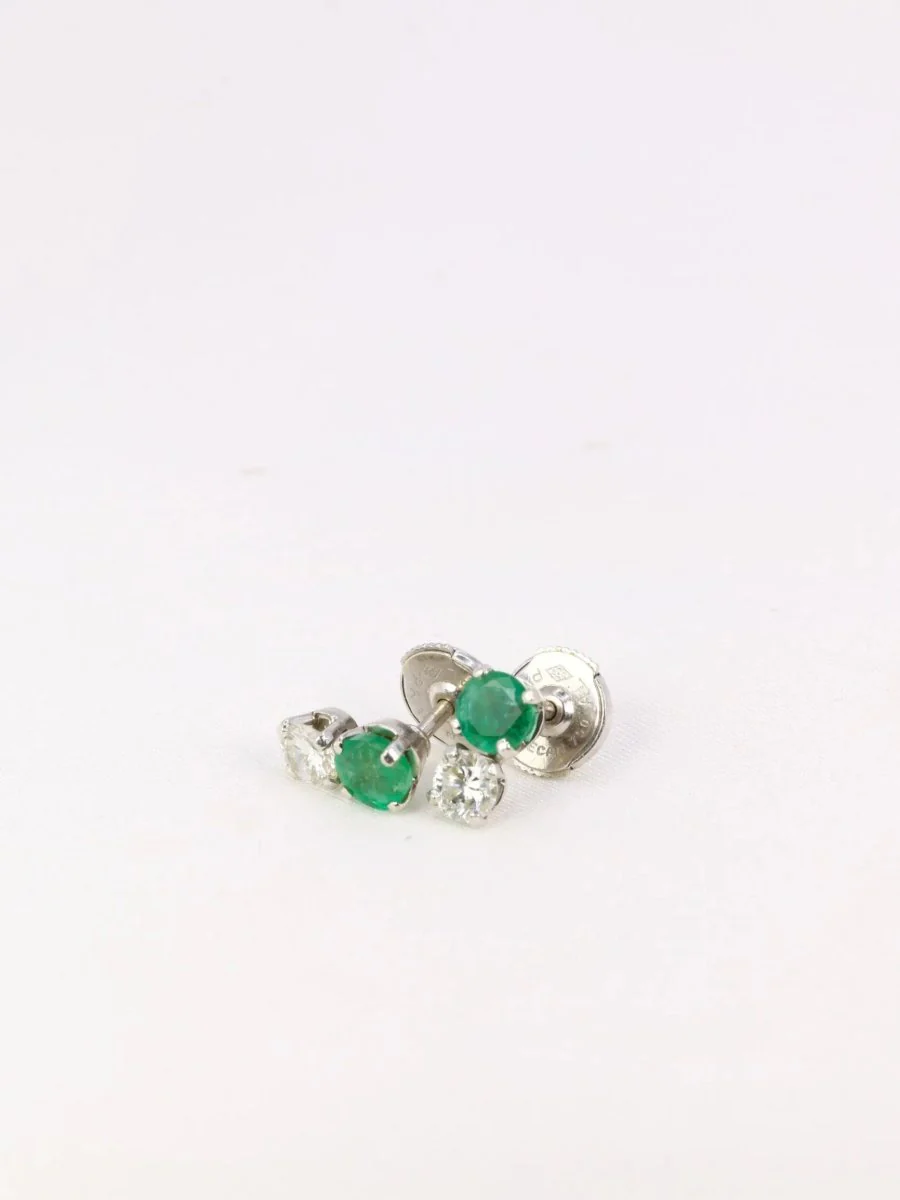 Paire de puces d'oreilles vintage en or blanc, diamants et émeraudes - Image 4