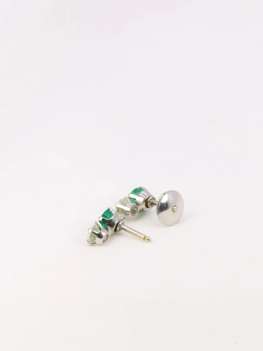 Paire de puces d'oreilles vintage en or blanc, diamants et émeraudes - Image 5