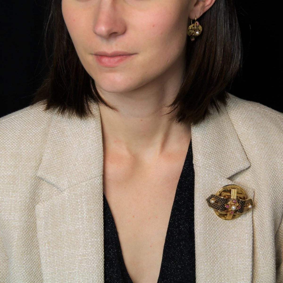 Parure Broche Épingle et Boucles d'oreilles Dormeuses en or jaune, perles et rubis - Image 2