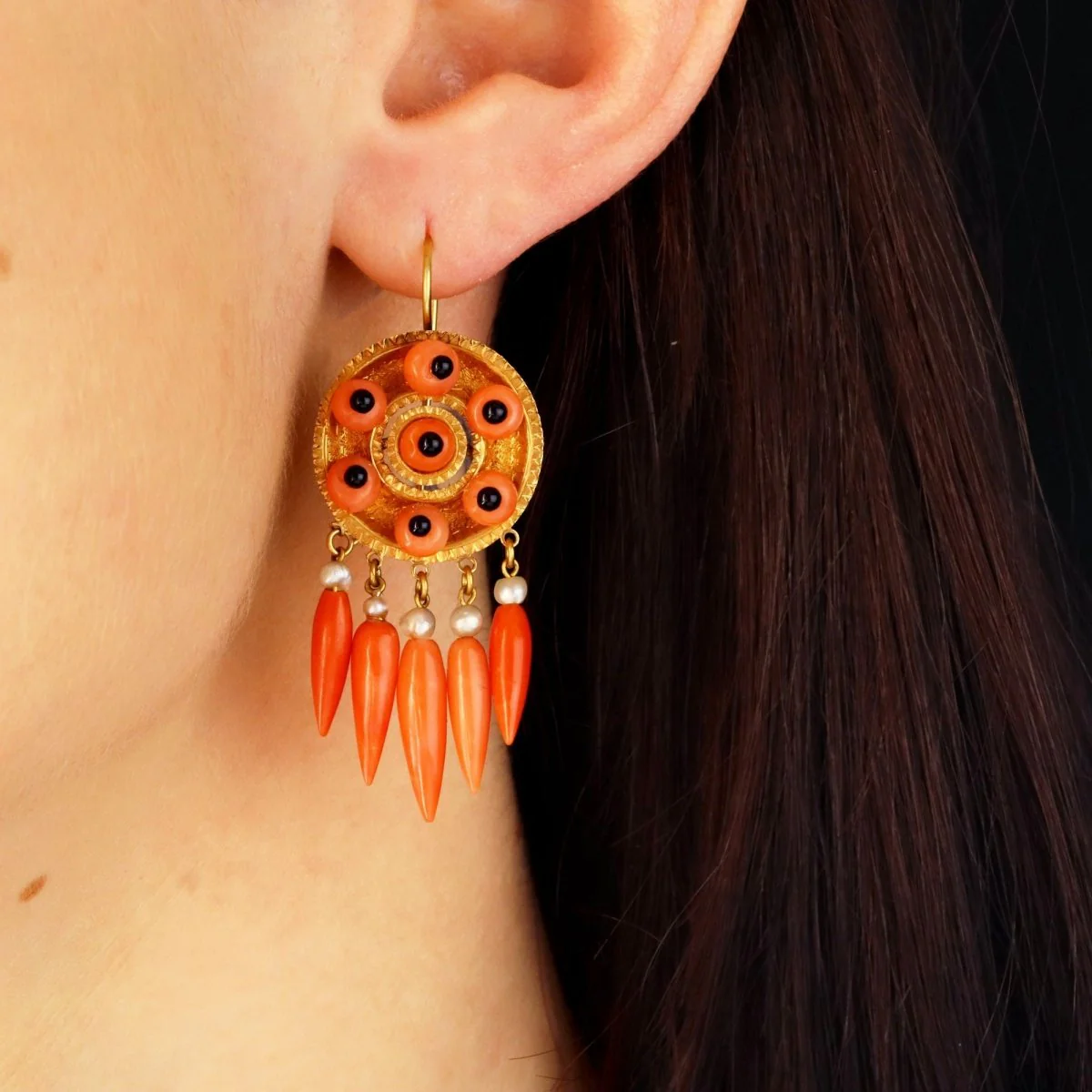 Boucles d'oreilles Pendantes en or jaune, corail, onyx et perles - Image 2
