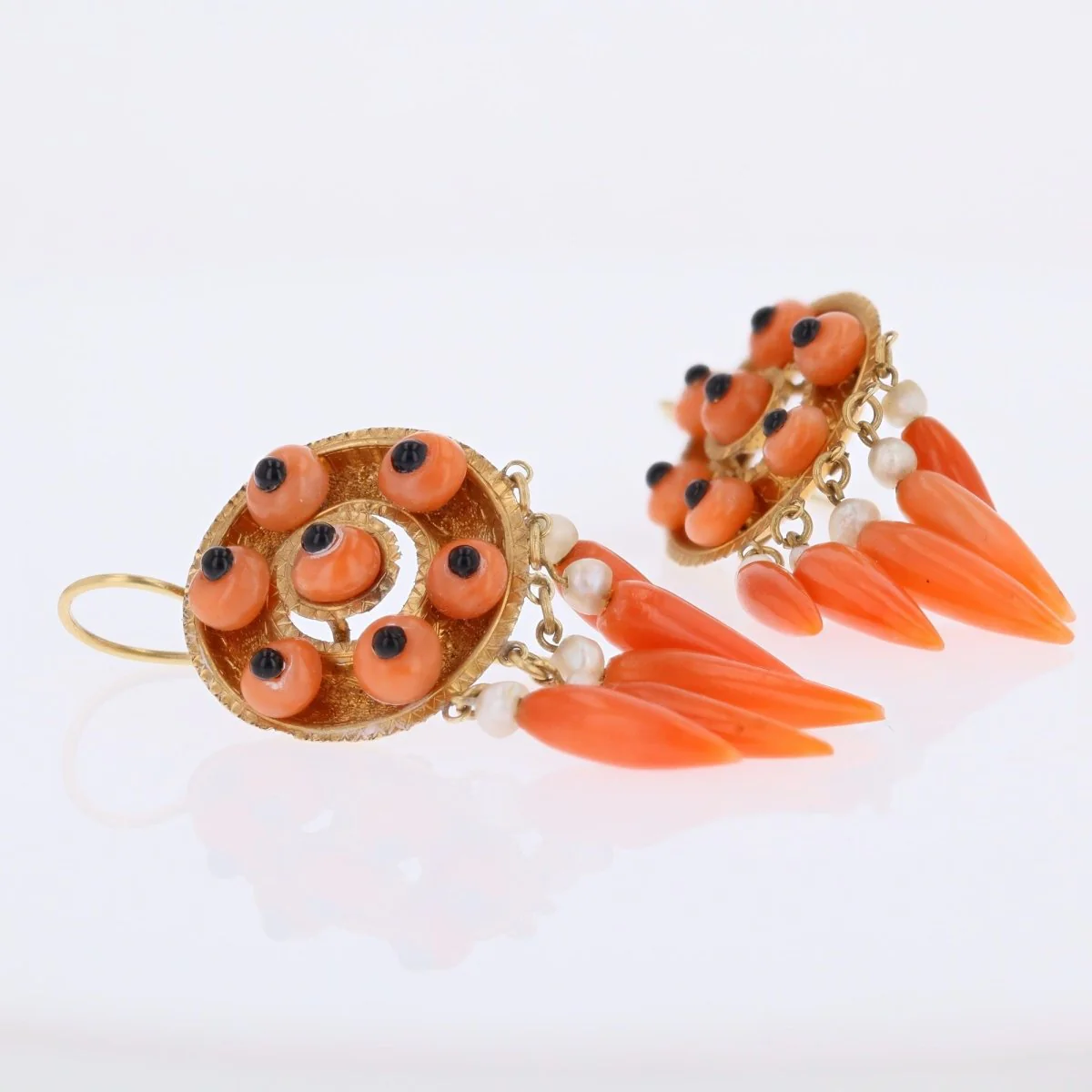 Boucles d'oreilles Pendantes en or jaune, corail, onyx et perles - Image 5