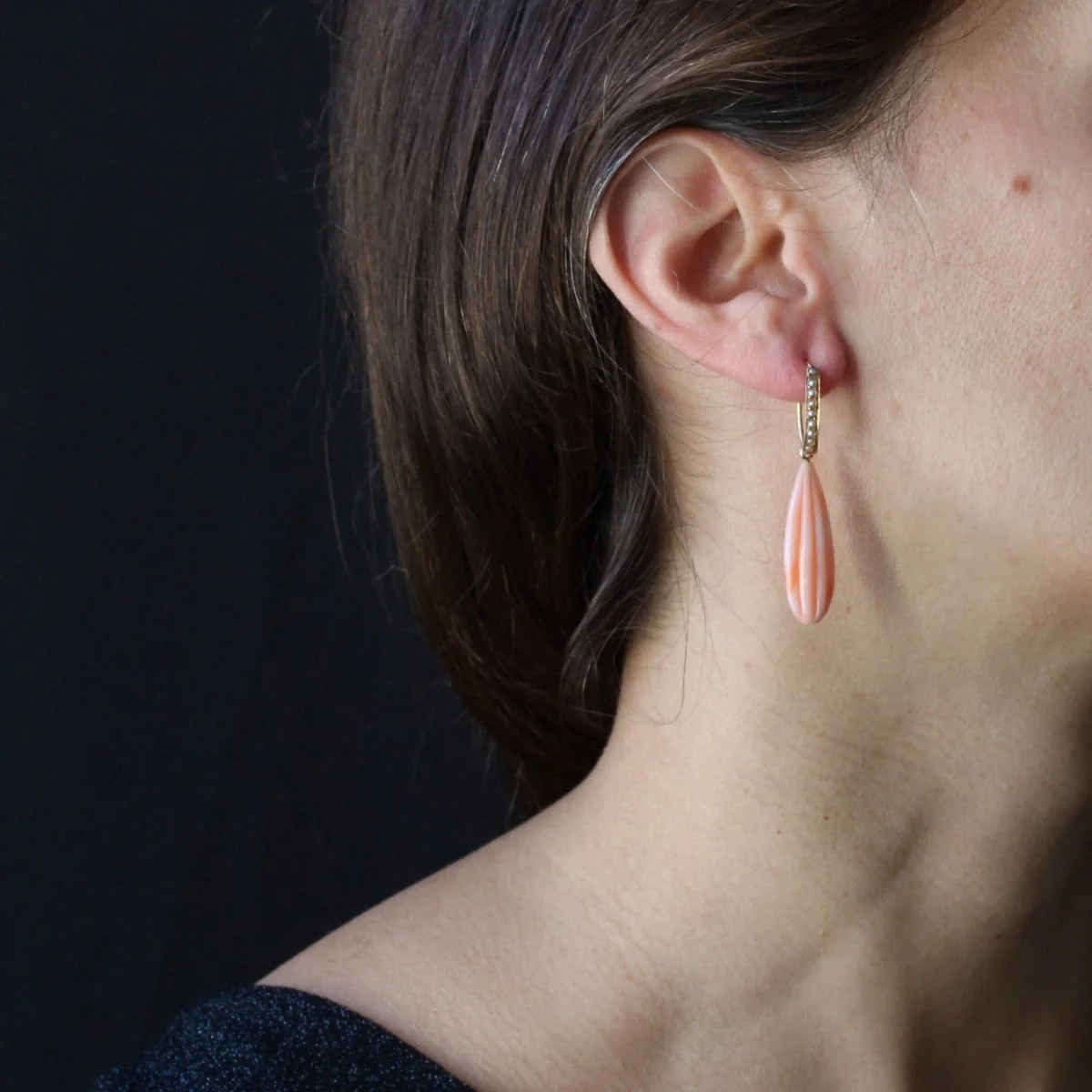Boucles d'oreilles Pendantes en or rose, perles et corail - Image 2
