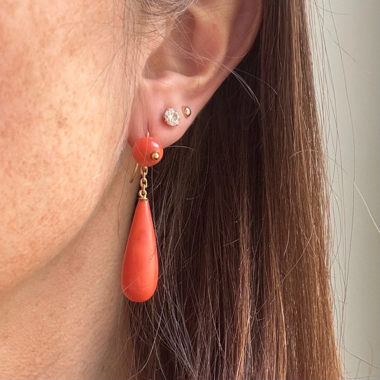 Boucles d'oreilles Pendantes en or jaune, corail et perles - Image 2