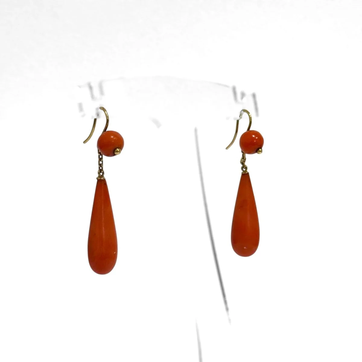 Boucles d'oreilles Pendantes en or jaune, corail et perles - Image 3