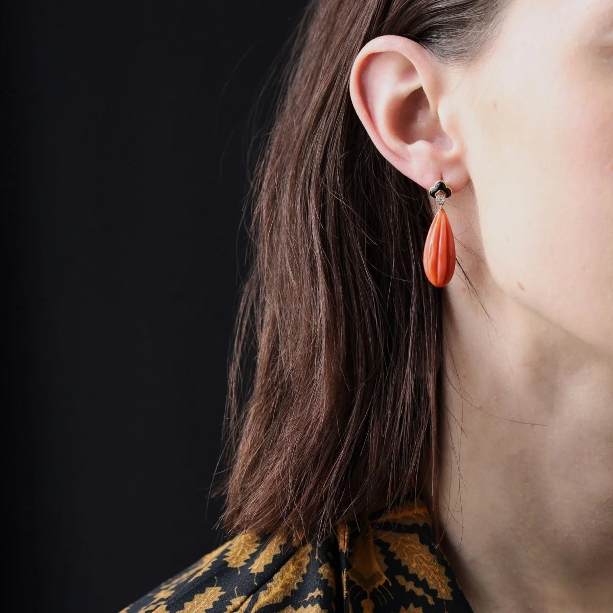 Boucles d'oreilles Pendantes en or jaune, onyx, corail et diamants - Image 2