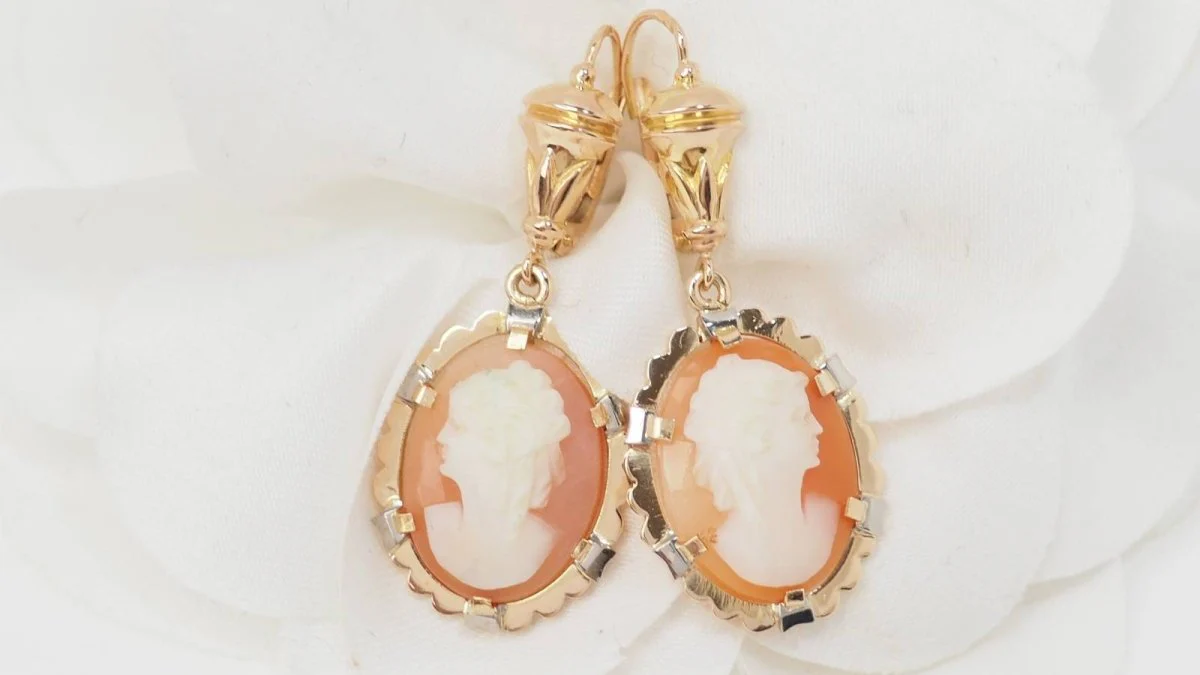 Boucles d'oreilles Pendantes en or jaune et camées - Image 3