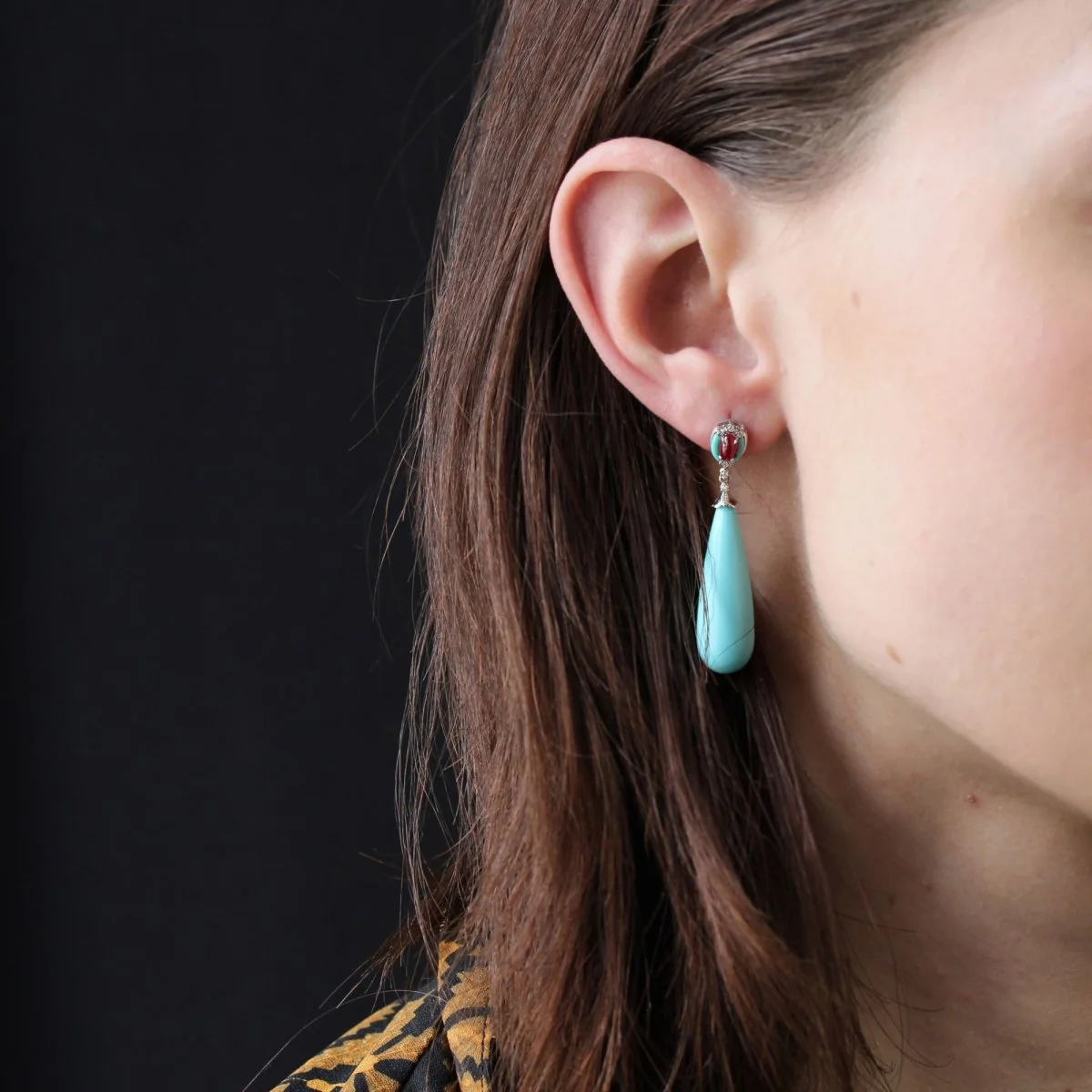 Boucles d'oreilles Pendantes en or blanc, rubis, turquoises et diamants - Image 2