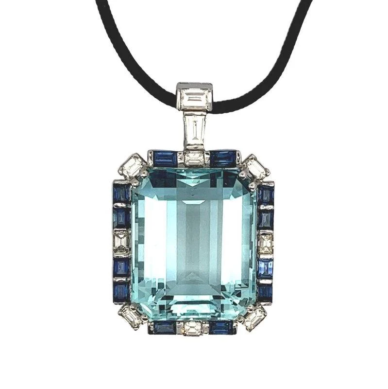 Pendentif en or blanc, aigue marine, saphirs et diamants