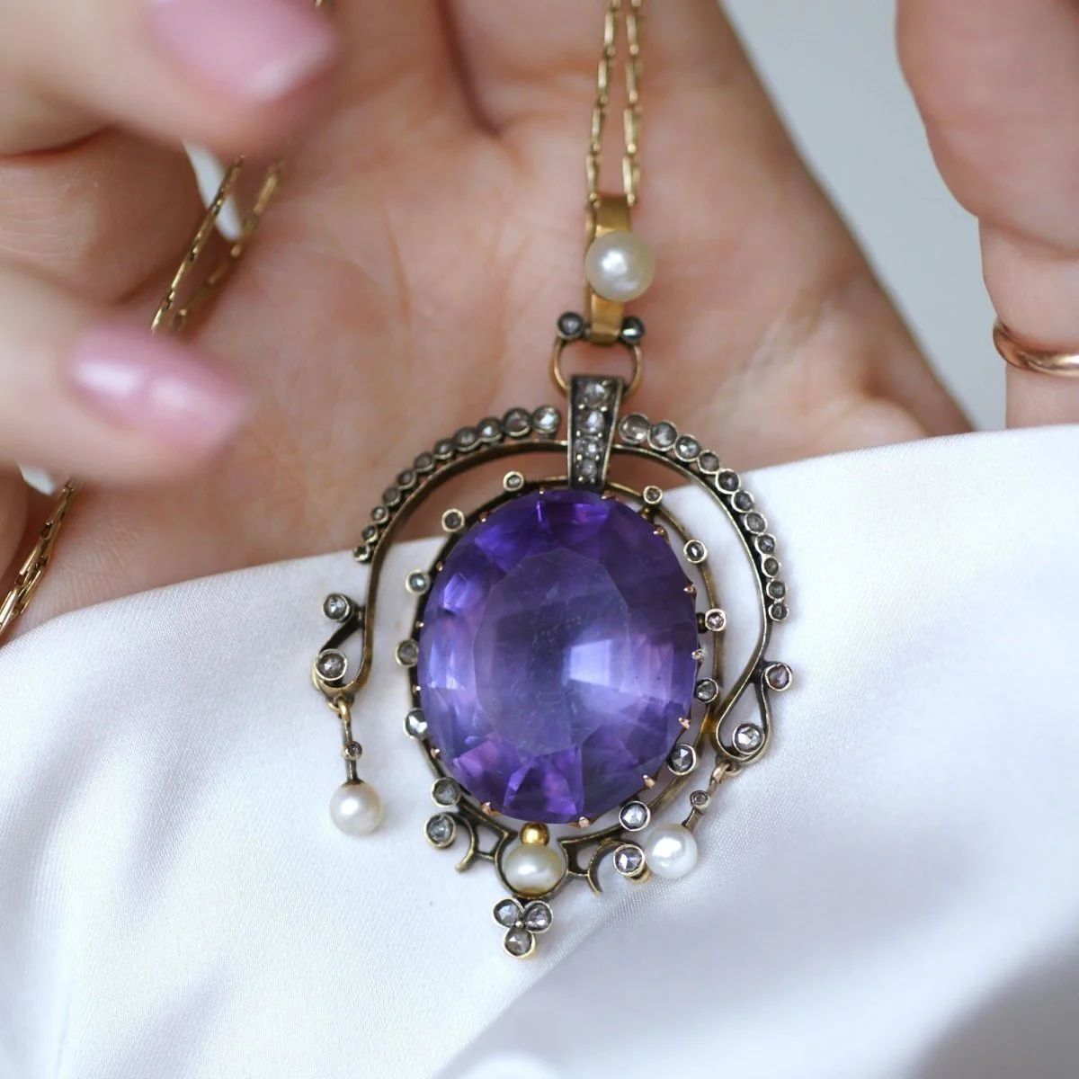 Pendentif en or jaune, argent, améthyste, perle, et diamants - Image 13