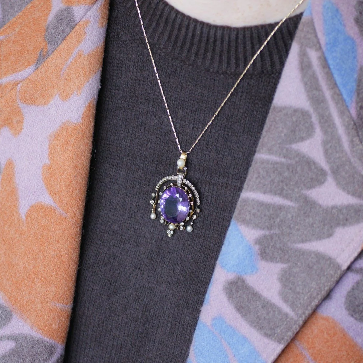 Pendentif en or jaune, argent, améthyste, perle, et diamants - Image 2