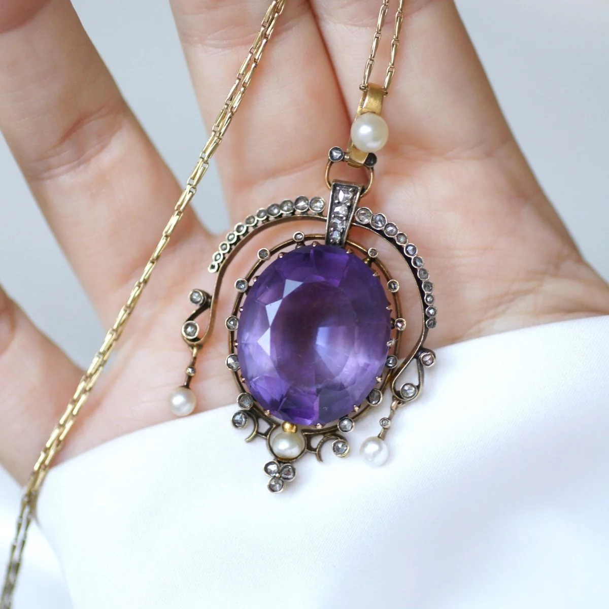 Pendentif en or jaune, argent, améthyste, perle, et diamants - Image 9