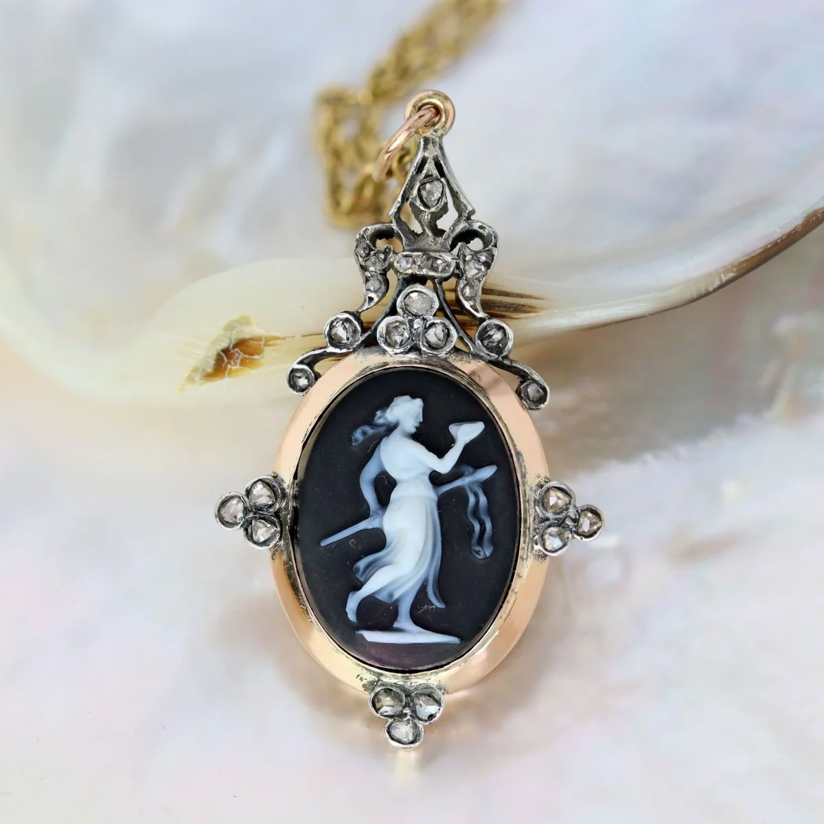 Pendentif camée en or rose et diamants - Image 3