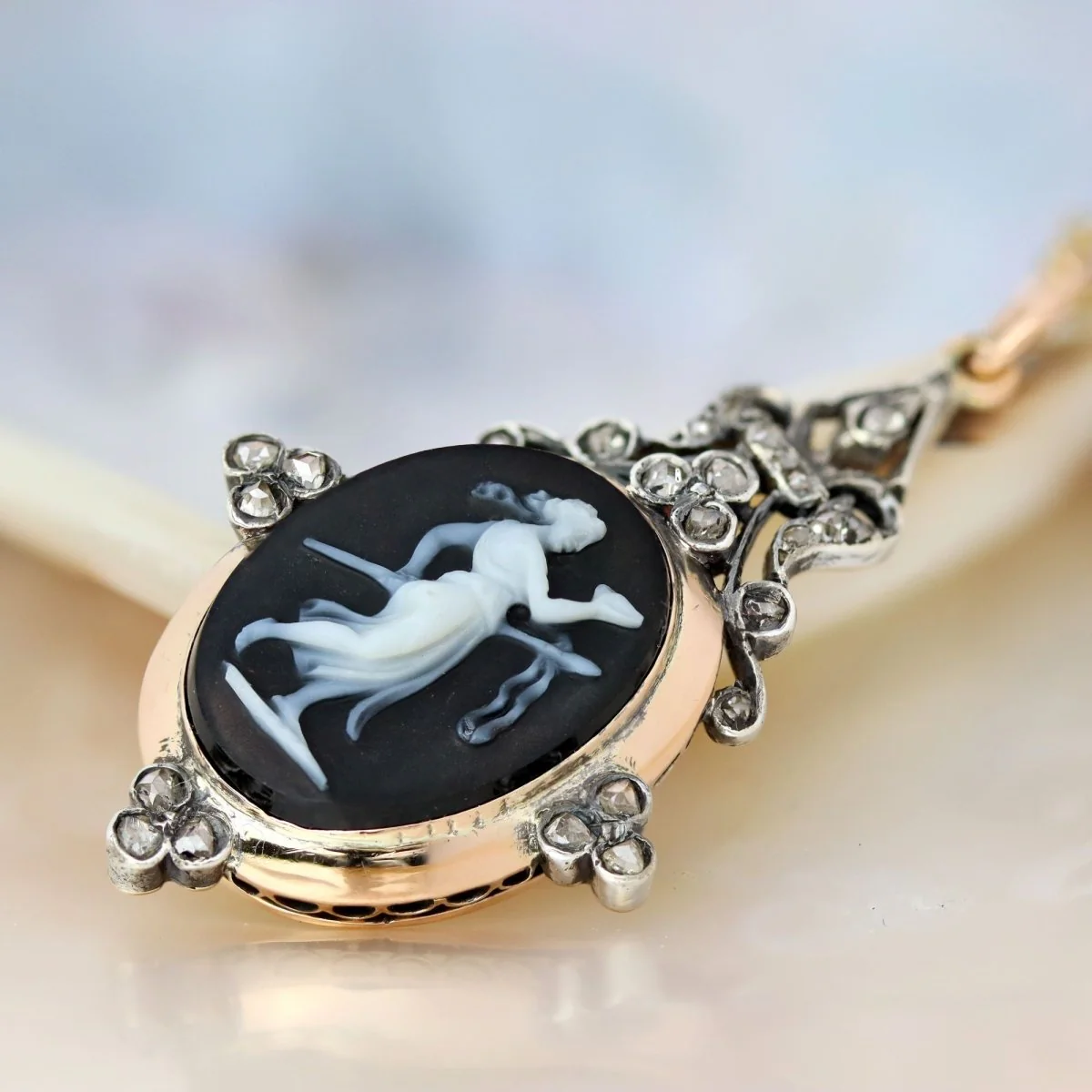 Pendentif camée en or rose et diamants - Image 7