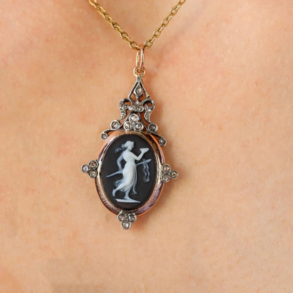Pendentif camée en or rose et diamants - Image 8