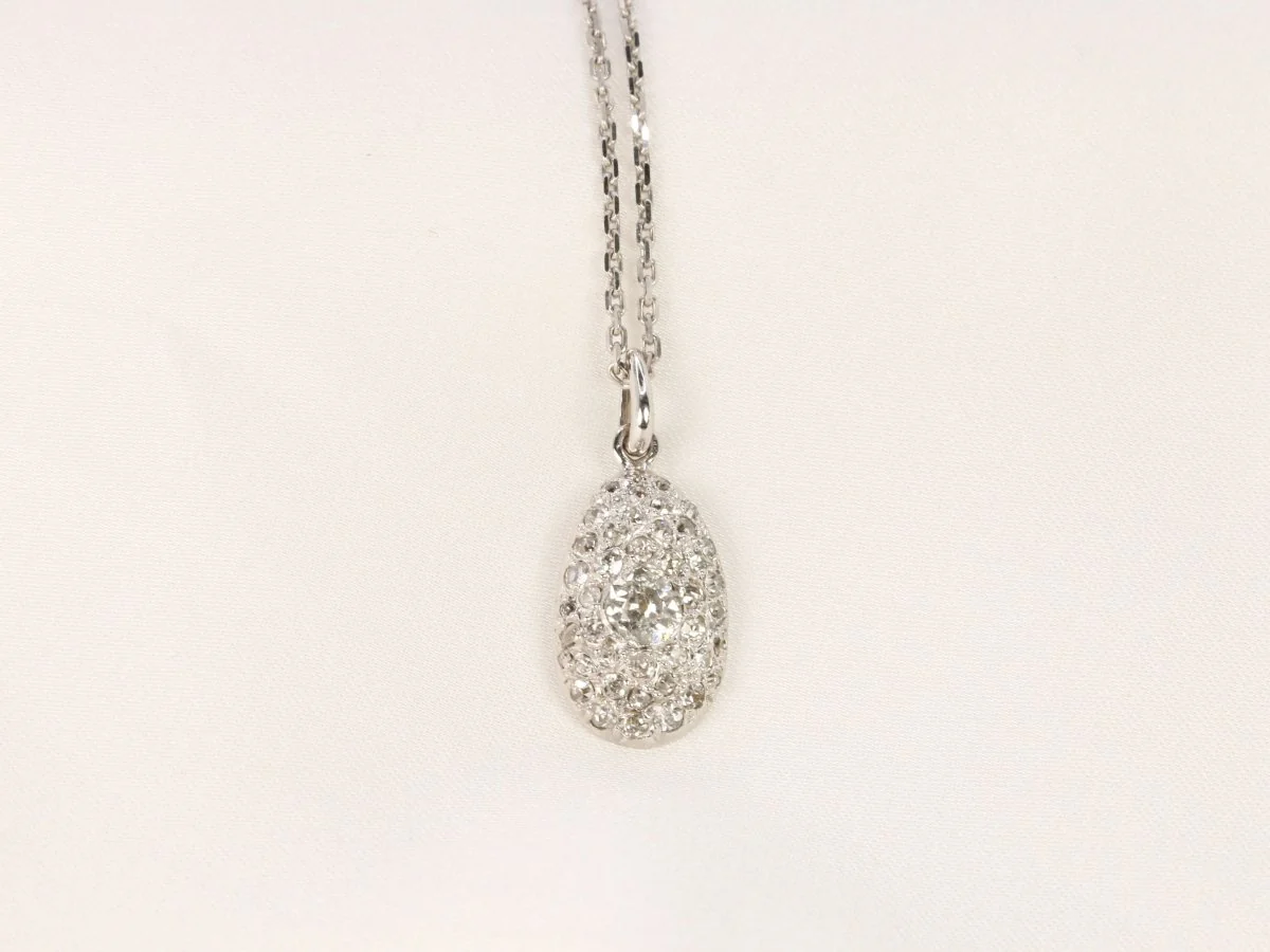 Pendentif ancien ovoide en or blanc et diamants taille ancienne
