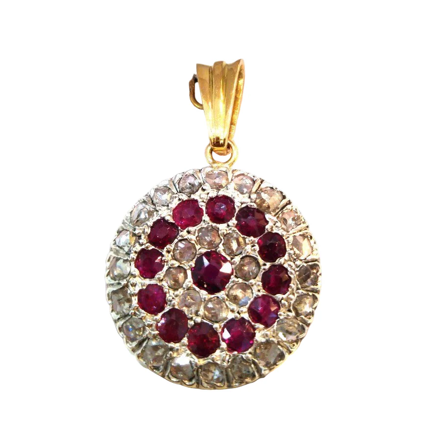 Pendentif en or jaune, argent, rubis et diamanats