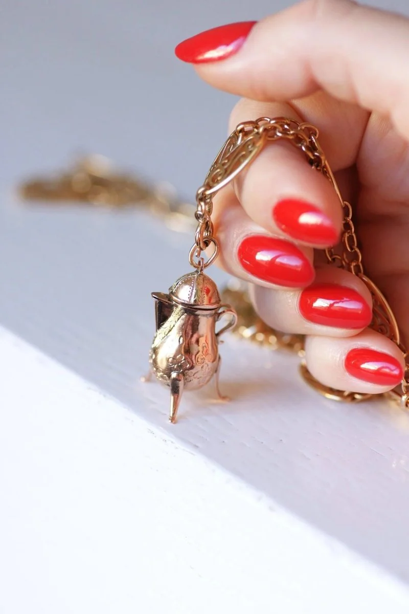 Pendentif ancien théière, verseuse, en or rose et jaune 9Kt, XVIIIe Siècle