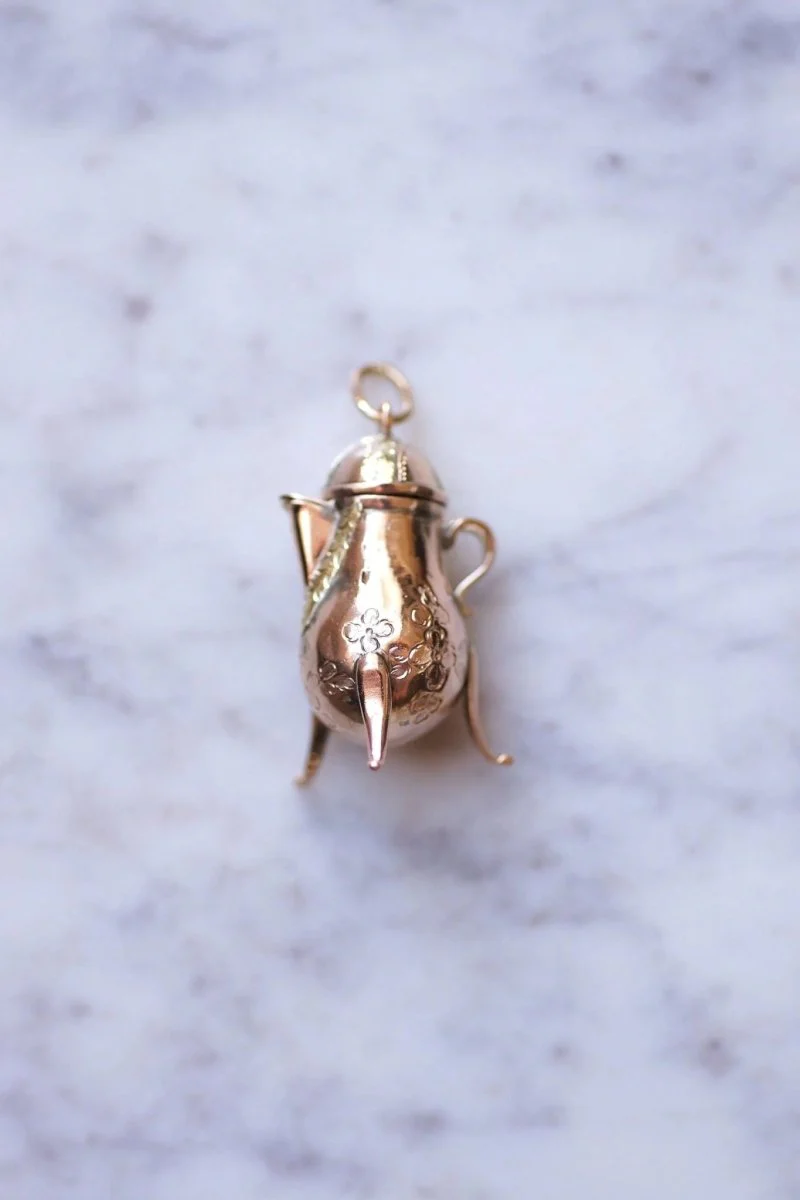 Pendentif ancien théière, verseuse, en or rose et jaune 9Kt, XVIIIe Siècle - Image 2