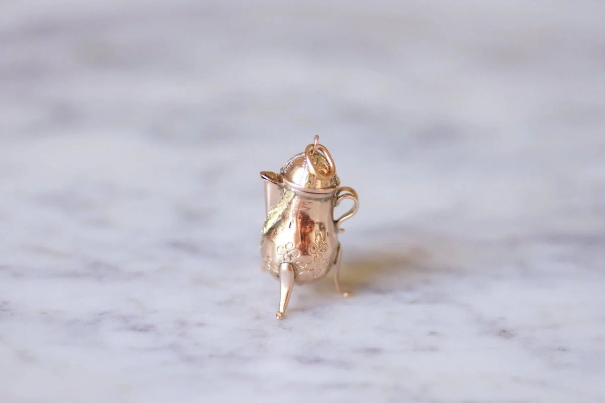 Pendentif ancien théière, verseuse, en or rose et jaune 9Kt, XVIIIe Siècle - Image 8