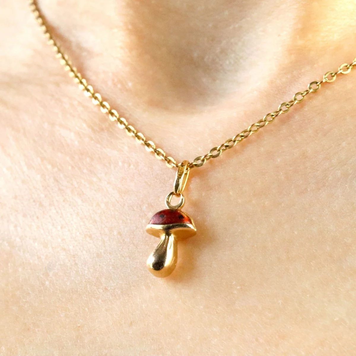 Pendentif breloque champignon en or jaune et émail - Image 6
