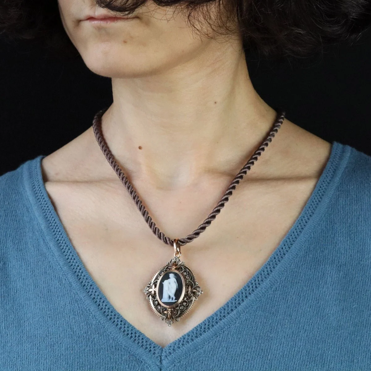 Pendentif broche camée en or rose et argent avec diamants - Image 2