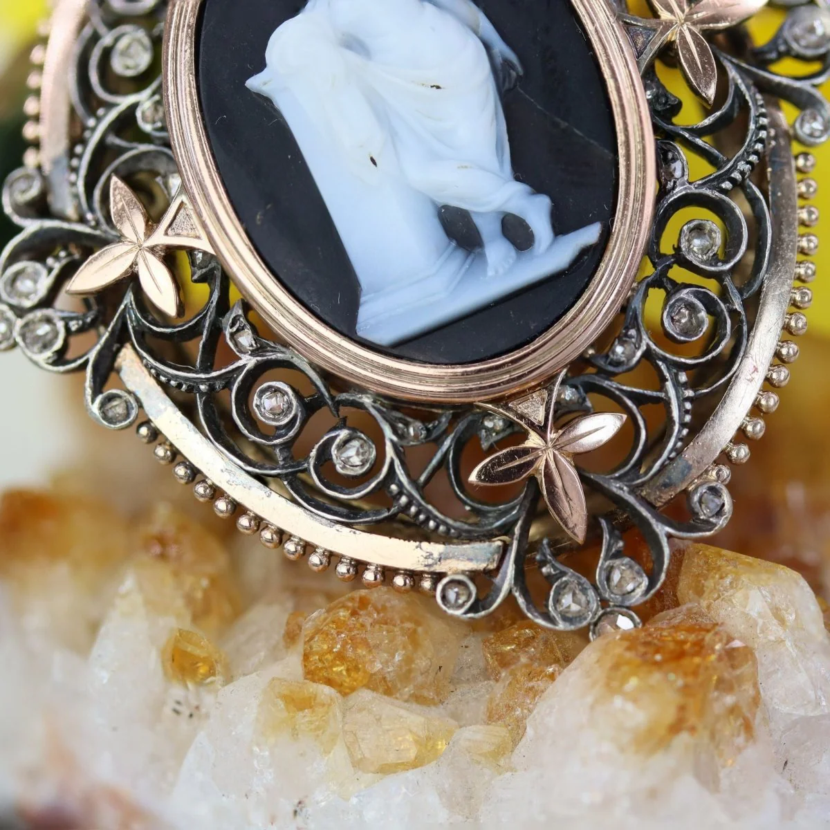 Pendentif broche camée en or rose et argent avec diamants - Image 9