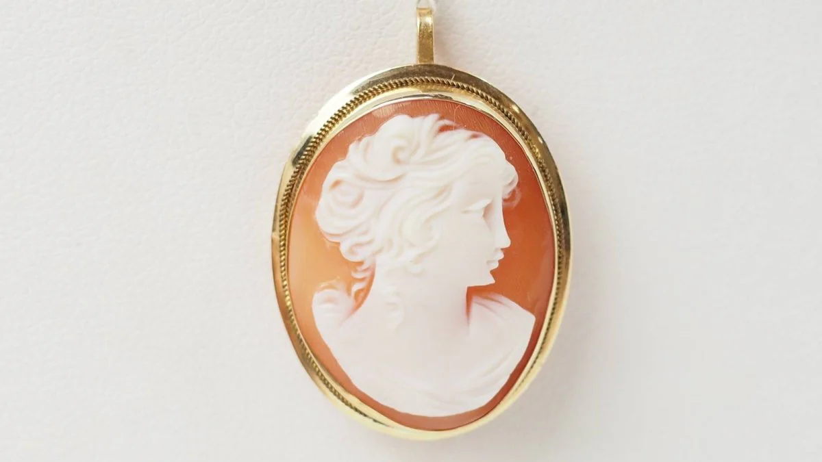 Pendentif-broche ancien en or jaune et camée