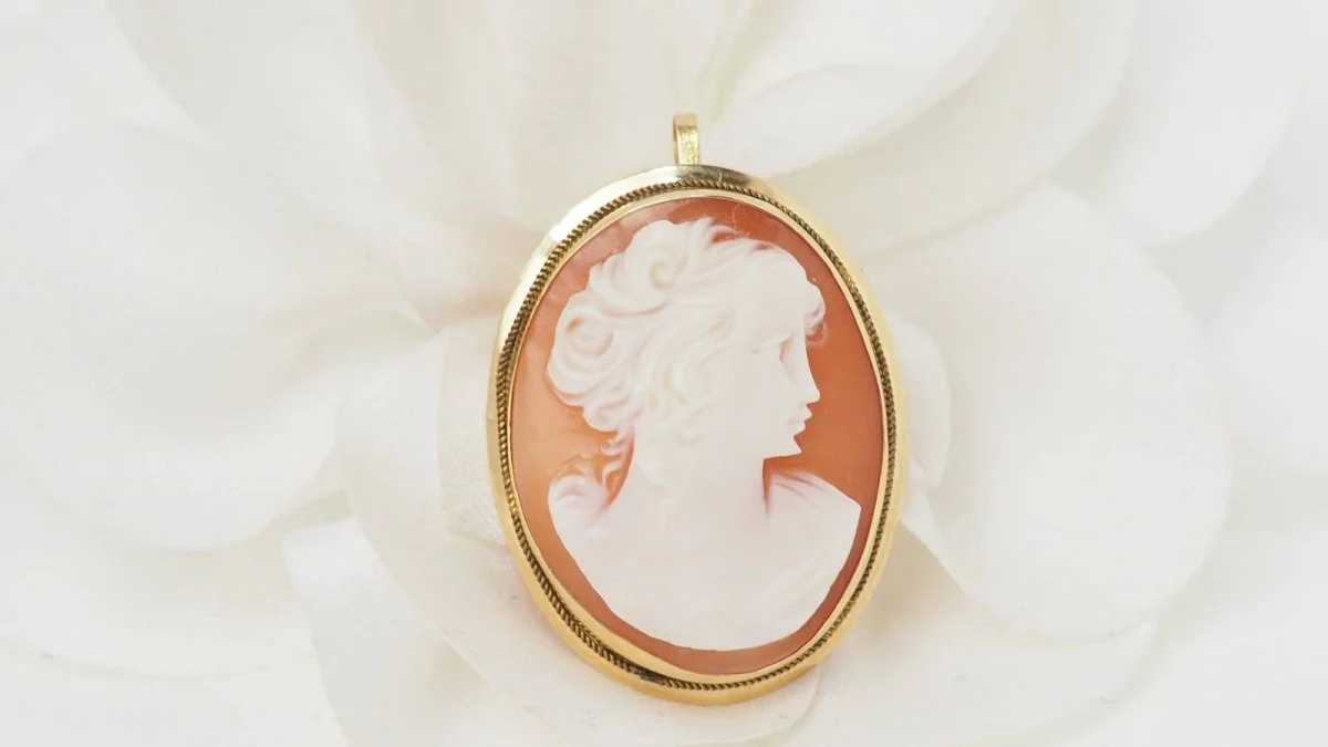Pendentif-broche ancien en or jaune et camée - Image 2