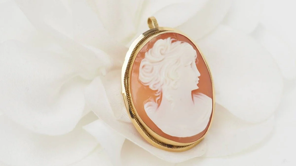 Pendentif-broche ancien en or jaune et camée - Image 4
