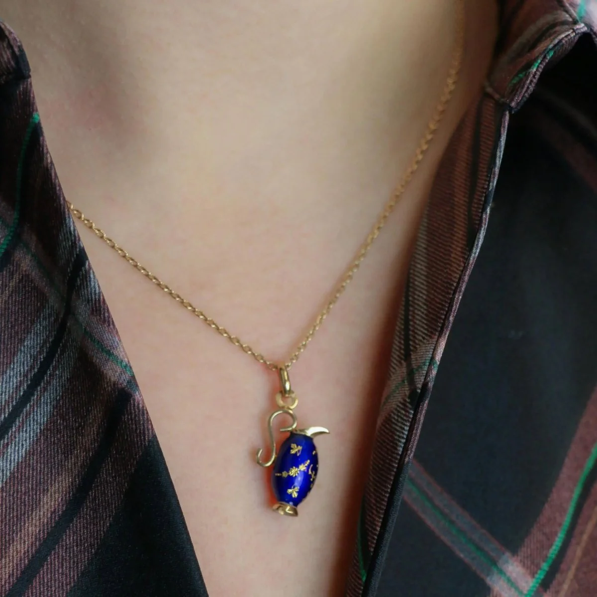 Pendentif charms vintage pichet or jaune émail bleu - Image 2