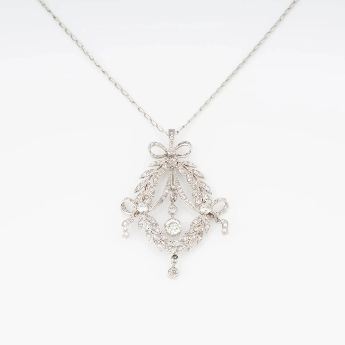 Pendentif corbeille en diamant et platine
