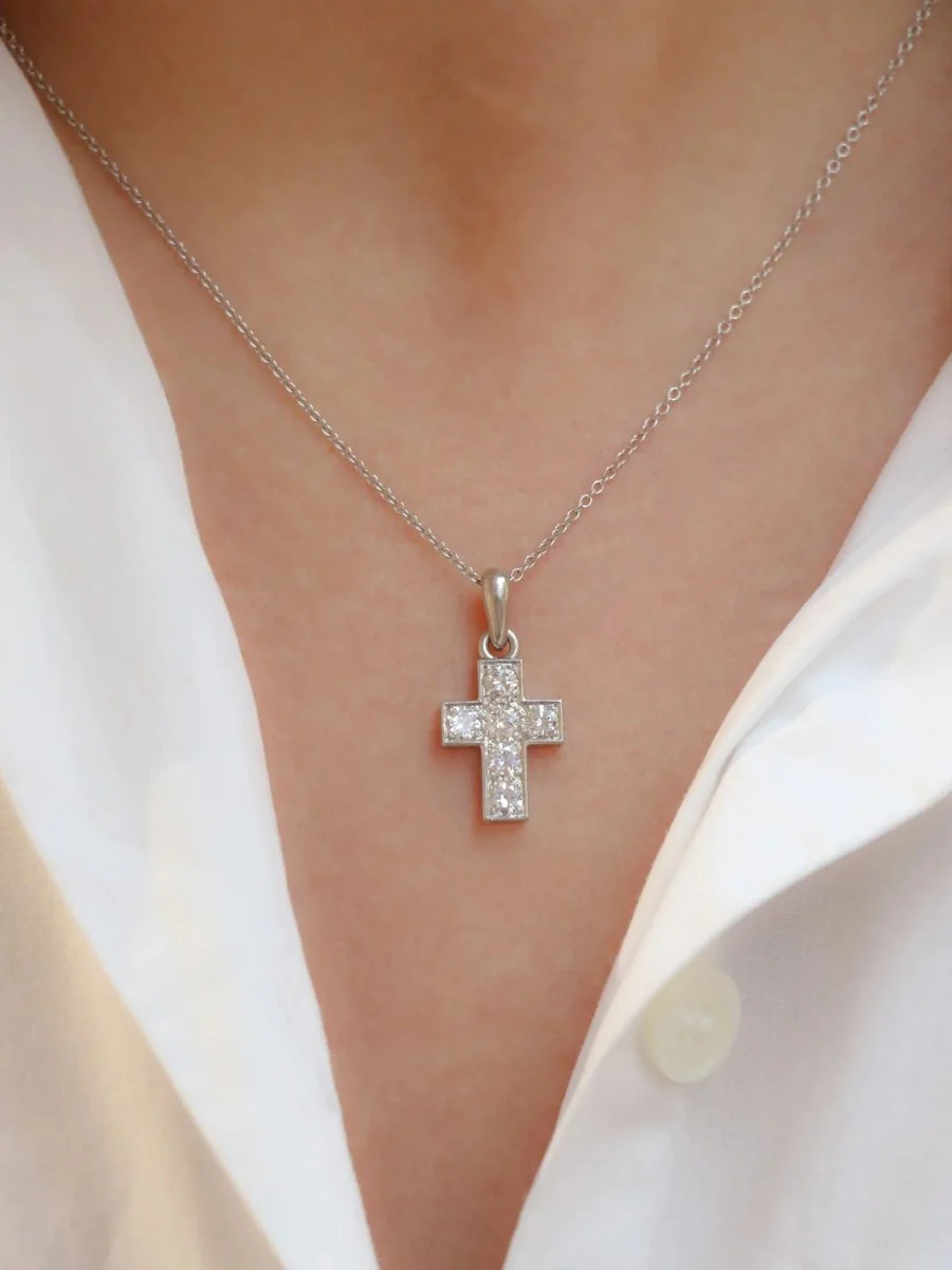 Pendentif croix vintage en or blanc et diamants taille brillant 1 ct - Image 2