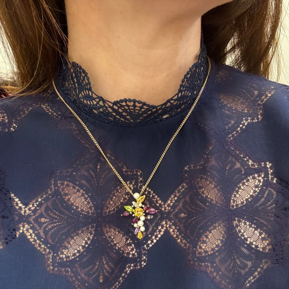 Pendentif CHRISTIAN LACROIX croix multigemmes en or jaune et citrine, péridot, aigue-marine, rhodolite, améthyste, perle, diamant - Image 2