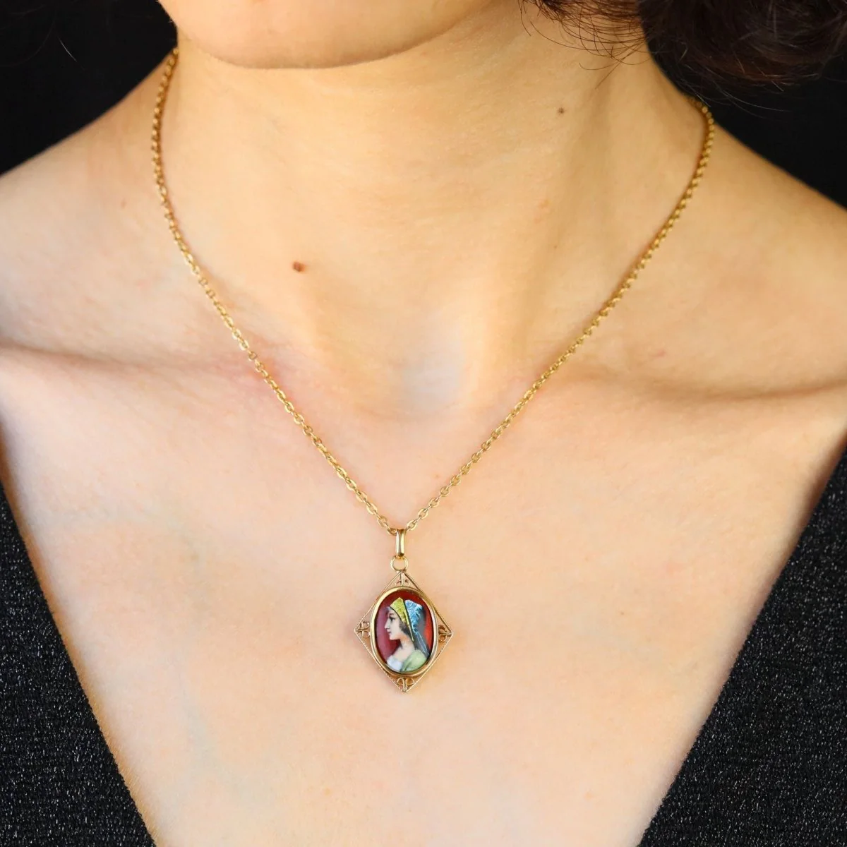 Pendentif en or jaune et émail - Image 2
