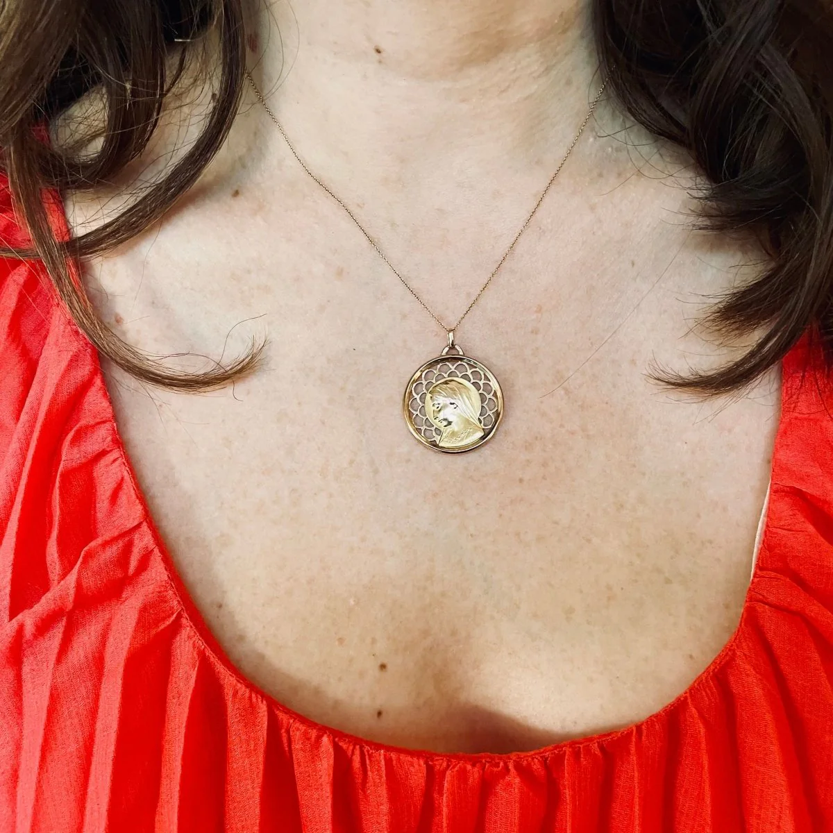 Médaille Vierge en or jaune et rose signée E.Dropsy - Image 2
