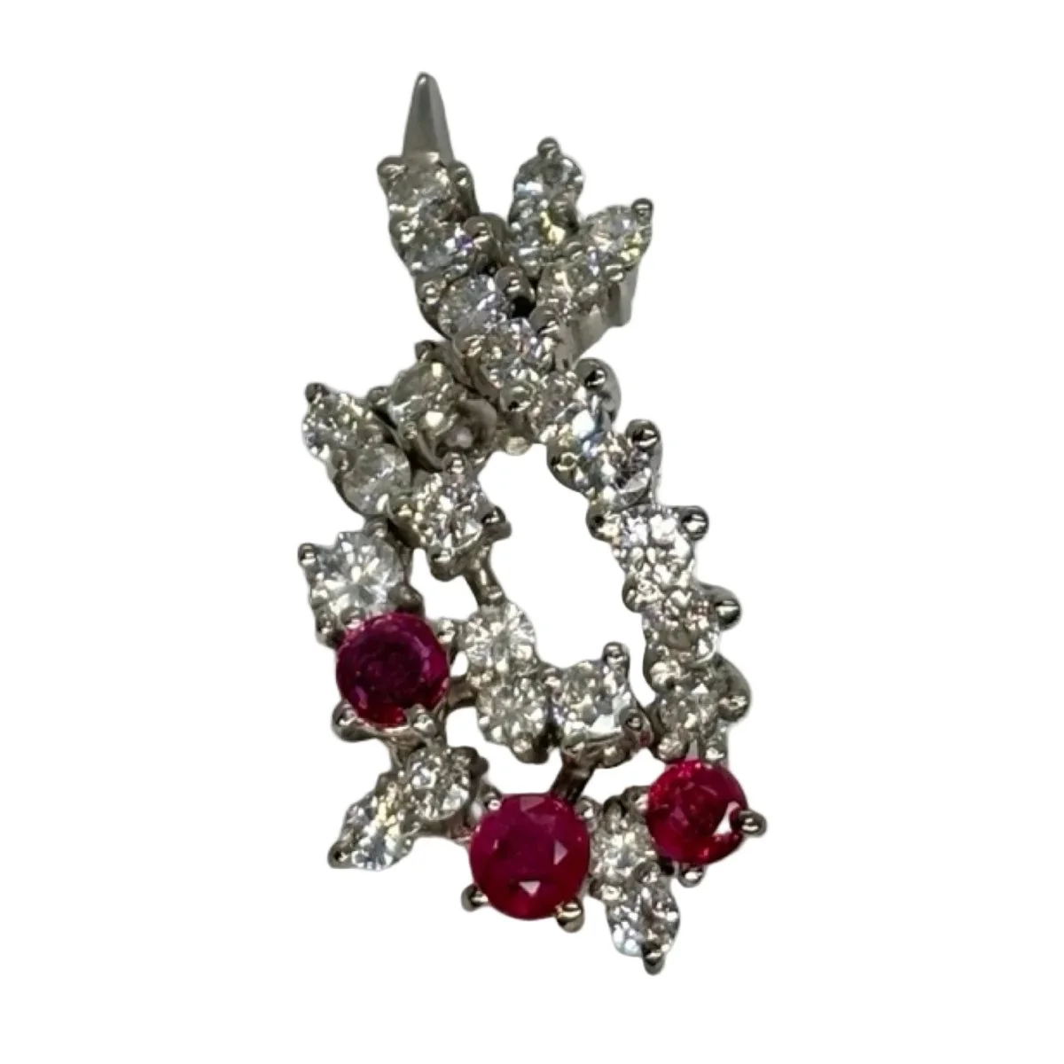 Pendentif en or blanc, rubis et diamants