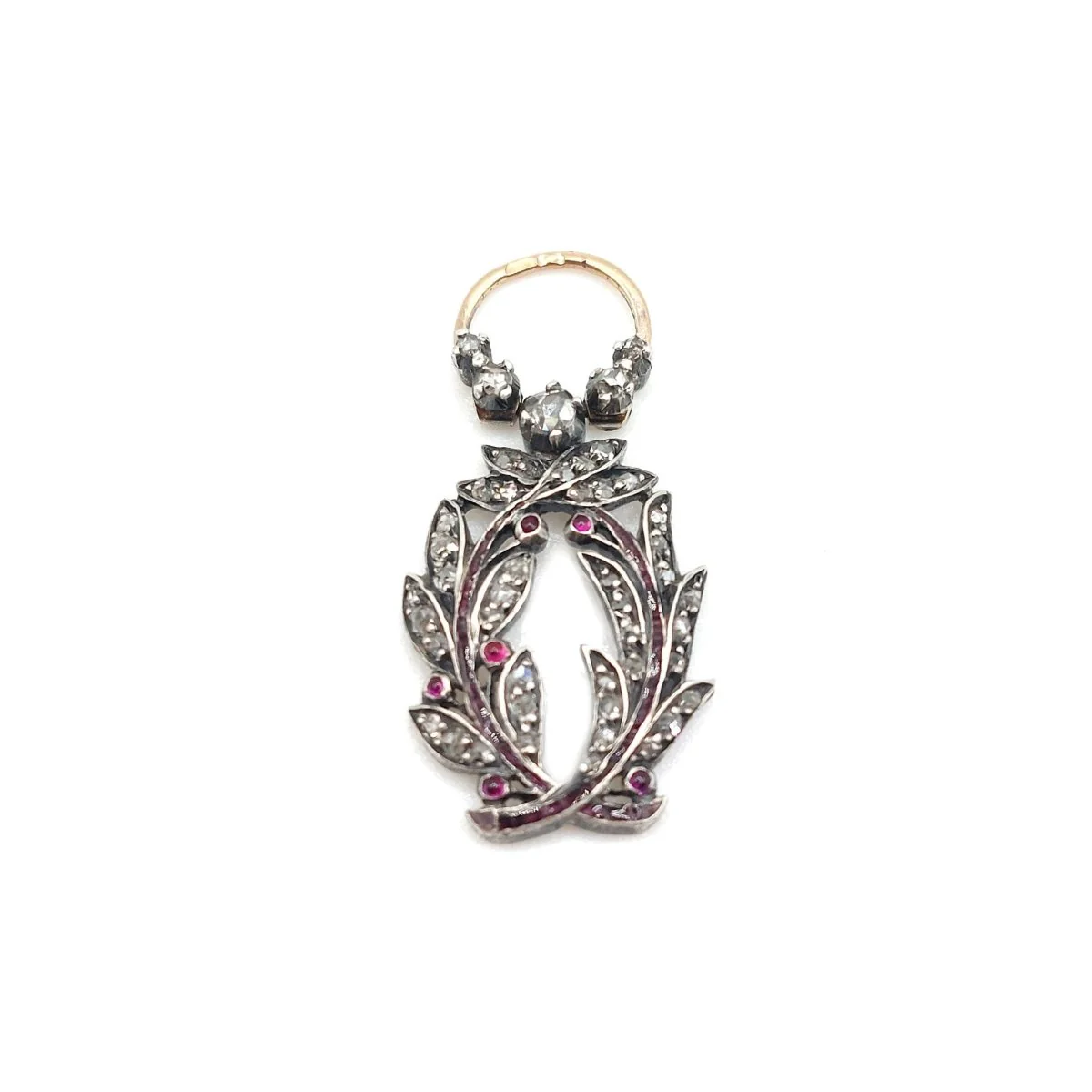 Pendentif en or jaune, argent, rubis et diamants