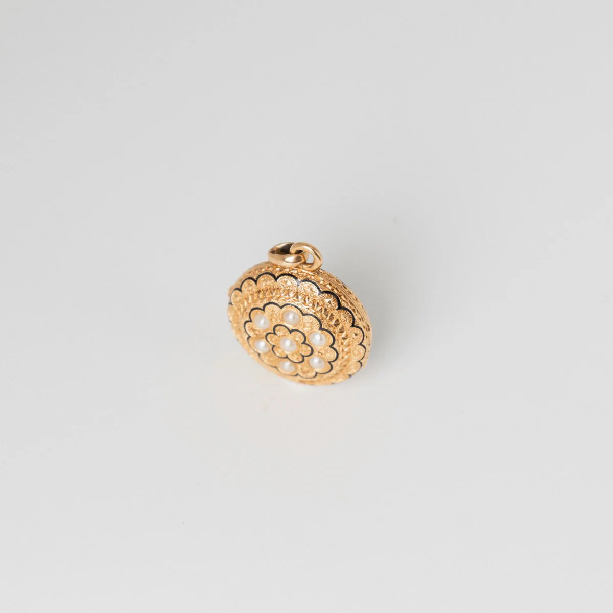 Pendentif en or jaune, email et perles fines