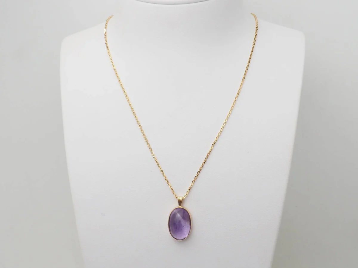 Pendentif en or jaune et Améthyste en cabochon
