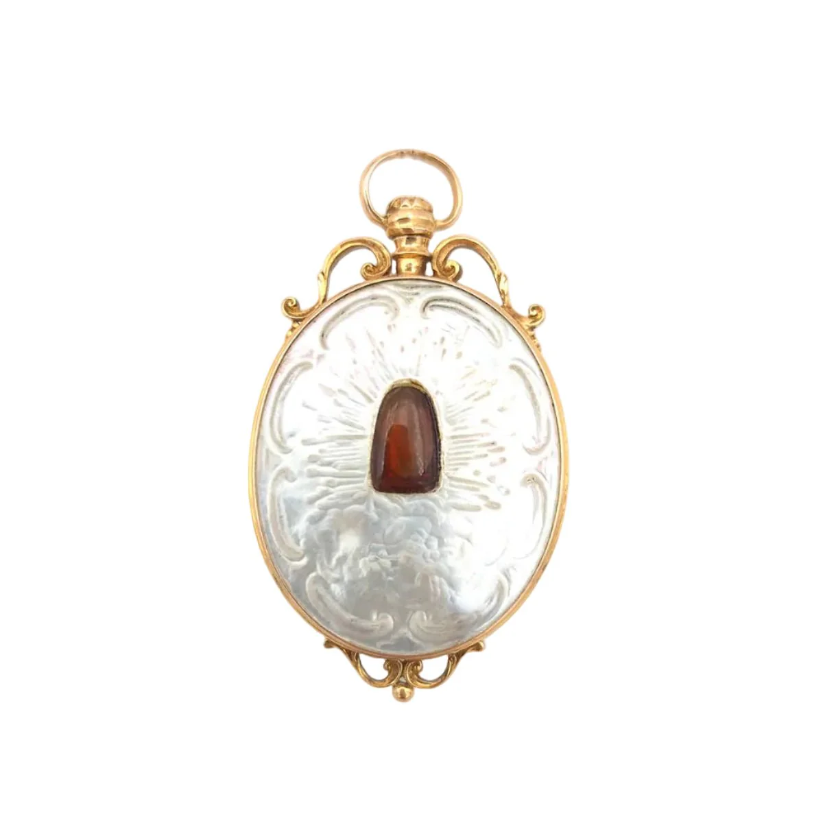 Pendentif en or jaune et nacre